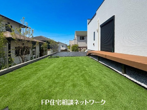 外観:住まいに陽当りと潤いをもたらす、広いお庭があります。成長する樹木に見守られ、家族の物語が始まります。どんなお庭にしていくか、お子様のプール遊び、ガーデニングなど、幅広く楽しめます。