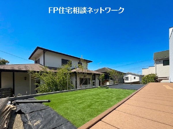 外観:住まいに陽当りと潤いをもたらす、広いお庭があります。成長する樹木に見守られ、家族の物語が始まります。どんなお庭にしていくか、お子様のプール遊び、ガーデニングなど、幅広く楽しめます。