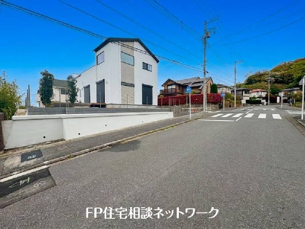 外観:日当たりが良く開放感のある角地です。 2方向から光や風を取り込める、明るく快適な住まいが実現しました！