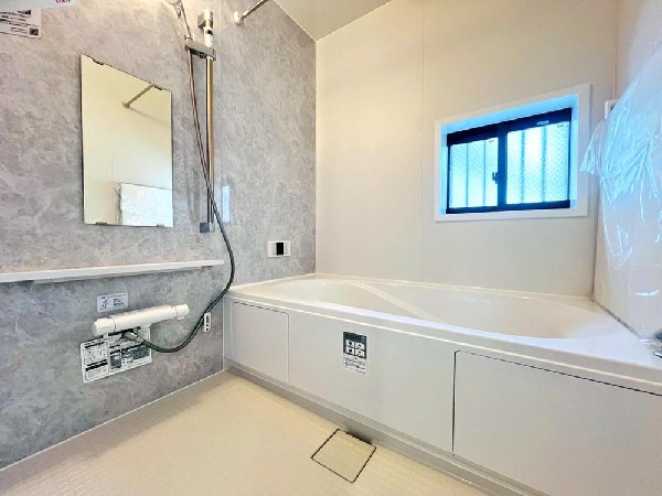 心身の疲れを癒すリラクゼーション空間　カラーも優しく落ち着いたものを　温かなお湯につかりながらゆったりと目を閉じる。