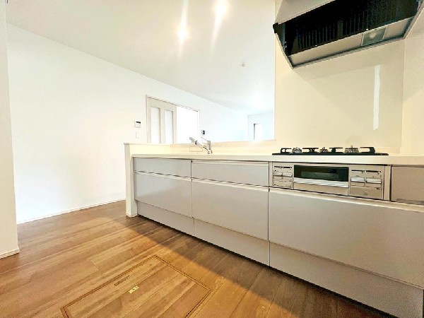 家族で並んでクッキング。皆でわいわい楽しく作るお料理は愛情たっぷりのごちそうに。キッチンで過ごす家族時間は大人になっても心に残る素敵なオンリーワン。