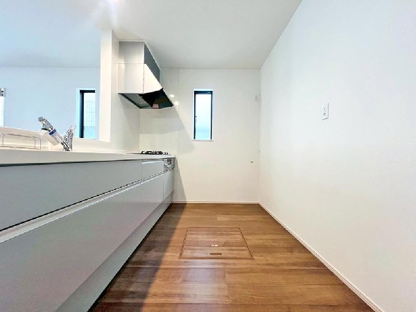 ☆☆ゆったりとしたキッチンスペース☆☆  家族の元気の源　それがこのキッチンです♪ひろびろとしたキッチンスペースには沢山の調理器具や調味料が収納でき、大きな流しもついてます　毎日のお料理が楽しみです♪