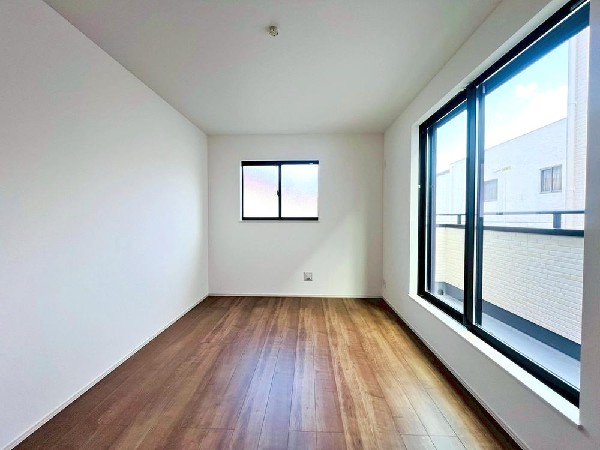 ここに帰ってくるとホットする。疲れを癒やすベッドルーム。陽光に愛されたお部屋で一日の疲れを癒やしたい。