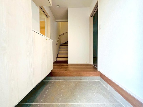 外観:住まう人の帰り、訪れる人を優しく迎える安らぎに満ちた空間　上質感あふれるエントランス