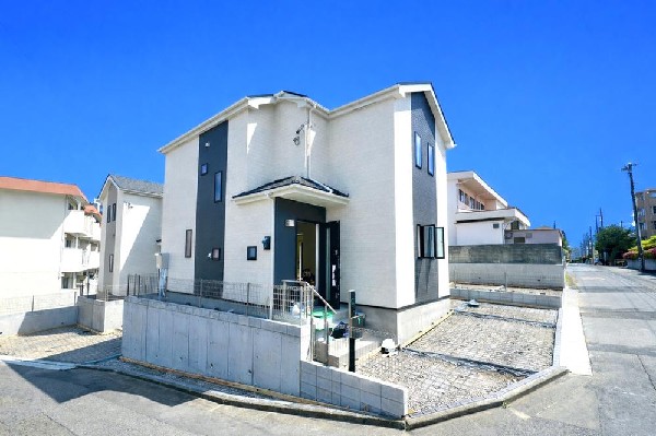 外観:光と風が行わたる開放感あふれる邸宅　春には気持ちの良いそよ風、冬には朝の暖かな光　季節の移り変わりを感じる暮らしを実現