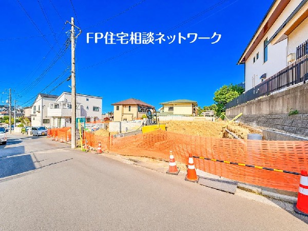 外観:深く豊かな緑と爽快な青い空を感じるまさに横浜に暮らす心地よさを存分に堪能いただける邸宅です。グレードの高い設備仕様が標準装備のデザイン住宅で快適で便利な生活をお送り頂けます。