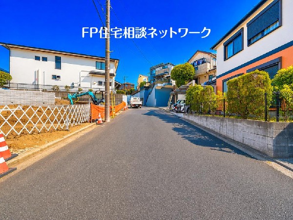 外観:前面道路は閑静な車通りの少ない道路。お車の出し入れが苦手なママや小さなお子様にも安心ですね。駐車スペースも広々しているので楽々駐車できますね！