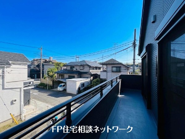 周囲に高い建物のないエリアだから、バルコニーに出れば景色を広く見渡せて解放的です。空を広く感じながら思わず深呼吸したくなります。