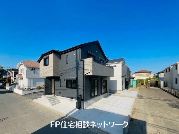 外観:第一種低層住居専用地域の良好な住環境が保たれたエリア。低層の一戸建てを中心とした街並みが整然と続き、採光や開放性に恵まれています。（本画像は外構一部をCGで作成しております。）