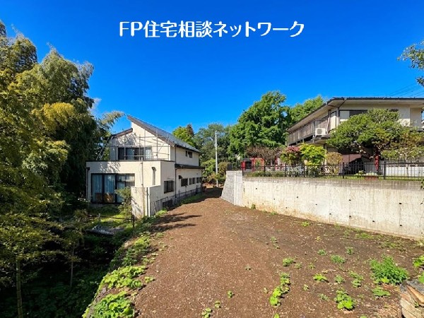 外観:四季の移り変わりを感じられる贅沢な環境。緑に恵まれたエリアで、毎日のお散歩も気持ちよさそうです。自然に包まれた穏やかな暮らしができる住環境が整っています。