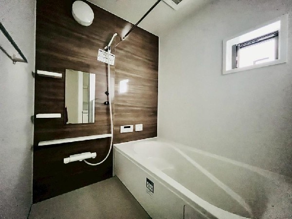 ユニットバスはゆったりとくつろげる1坪タイプ。足までしっかりと伸ばせる浴槽は、心身ともにしっかりと疲れを癒してくれます。お子様と一緒の入浴でも充分な広さです。