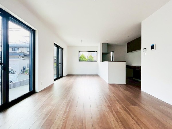 家族と過ごす時間を大切にしたい方にぴったりのゆとりある住空間です。窓からの日差しがリビングの隅々までしっかりと届きます。