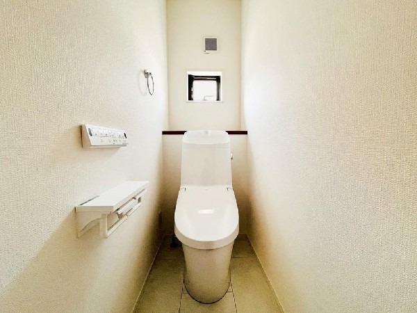 洗浄機能付き便座を標準装備。便座保温機能もあるので寒い季節も安心。