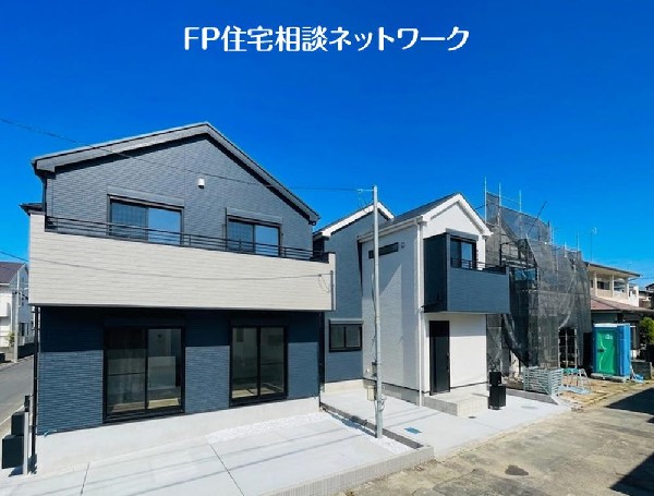 外観:柔らかな風と豊かな緑に包まれた落ち着きある閑静な住宅街に、3棟の邸宅が誕生です。（本画像は外構一部をCGで作成しております。）