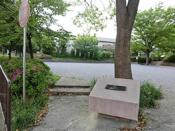 周辺環境:鶴ヶ峰本町第二公園(鶴ヶ峰本町第二公園まで400m)