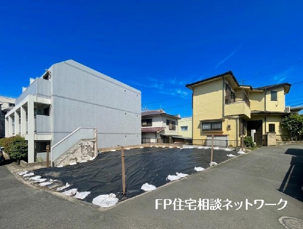 外観:日当たりが良く開放感のある角地です。 2方向から光や風を取り込めるため、明るく快適な住まいが実現！角地は2方向どちらにも玄関を設けられるため、間取りの自由度が高い点も魅力です。