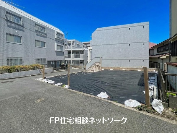 外観:前面道路は車通りの少ない道路。段差もなくお車の出し入れが苦手な方も駐車しやすそうです。