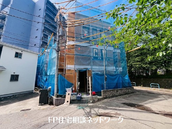 外観:駅に近いのは忙しい朝や遅い帰宅時に嬉しい。急な雨にもほとんど濡れずに駅から家まで着いてしまう距離。駅周辺のお買物施設も利用でき、便利で快適な生活が送れそう。