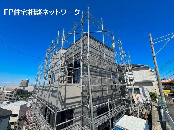 外観:第一種低層住居専用地域の良好な住環境が保たれたエリア。低層の一戸建てを中心とした街並みが整然と続き、周辺は高い建物が建っていないので、採光や開放性に恵まれています。