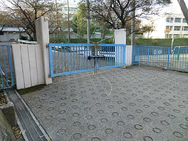 周辺環境:横浜市立上大岡小学校(横浜市立上大岡小学校まで800m)