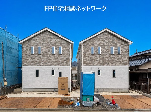 外観:第一種低層住居専用地域の良好な住環境が保たれたエリア。低層の一戸建てを中心とした街並みが整然と続き、周辺は高い建物が建っていないので、採光や開放性に恵まれています。
