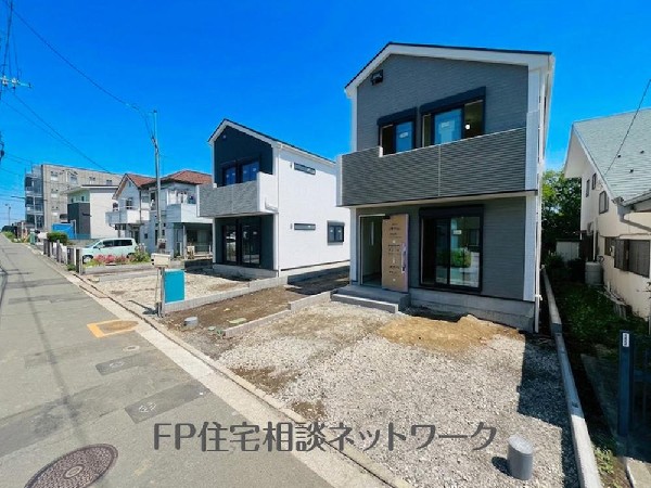 外観:前面道路は車通りの少ない道路。段差もなくお車の出し入れが苦手な方も駐車しやすそうです。