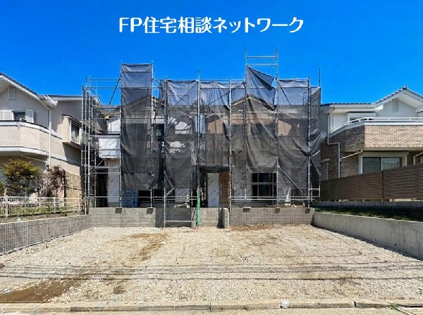 外観:第一種低層住居専用地域の良好な住環境が保たれたエリア。低層の一戸建てを中心とした街並みが整然と続き、周辺は高い建物が建っていないので、採光や開放性に恵まれています。