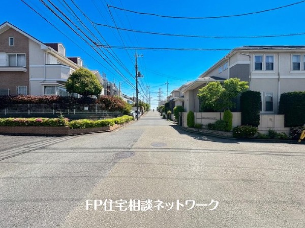 外観:前面道路は幅約6.5ｍの公道。車通りが少なく敷地との高低差もないので、車の出入りがしやすいですね。