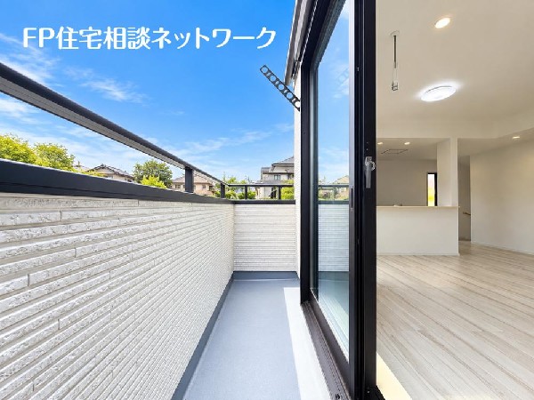 開放的なバルコニーは太陽の温かな温もりをめいっぱい受け止めてくれます。太陽の光と爽やかな風を受けたお洗濯物はあっという間に乾き、取りこむ時には太陽の匂いを感じられそうですね。