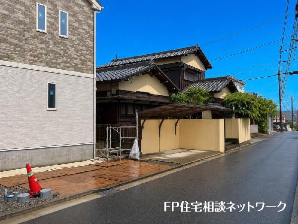外観:前面道路は車通りの少ない道路。段差もなくお車の出し入れが苦手な方も駐車しやすそうです。