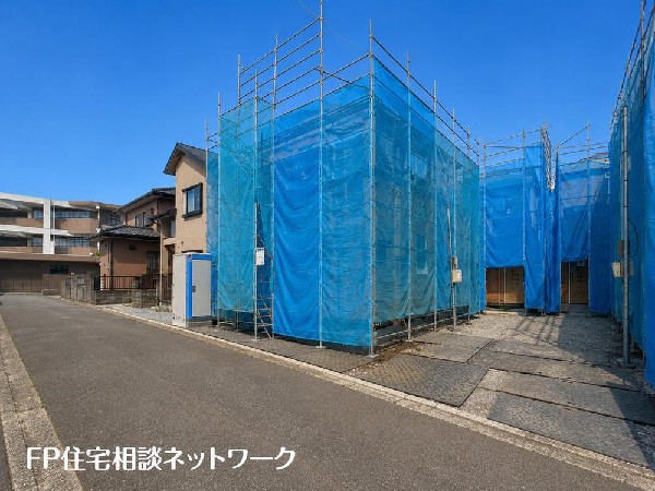 外観:幅約4.5ｍの道路に面しています。敷地との高低差もなく車庫からすぐ道路に出られます。
