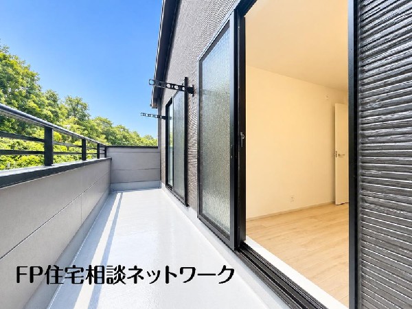 開放的なバルコニーは太陽の温かな温もりをめいっぱい受け止めてくれます。太陽の光と爽やかな風を受けたお洗濯物はあっという間に乾き、取りこむ時には太陽の匂いを感じられそうですね。