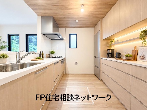 リビングを見渡せ家族の気配を感じられる、そんな空間を演出できるキッチンです。（本画像はCGで作成しており、実際に現地に家具・家電等はおかれておりません。また価格に家具・家電等は含まれておりません。）