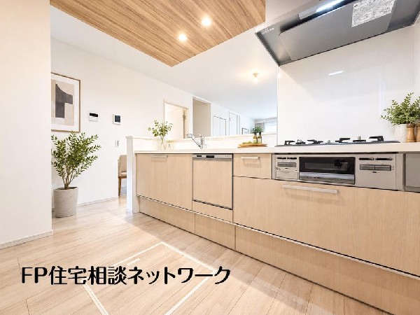 リビングを見渡せ家族の気配を感じられる、そんな空間を演出できるキッチンです。（本画像はCGで作成しており、実際に現地に家具・家電等はおかれておりません。また価格に家具・家電等は含まれておりません。）