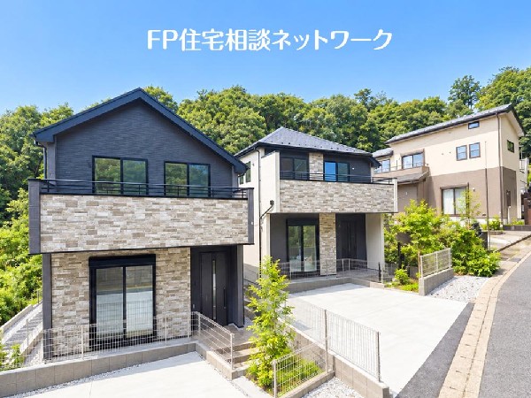 外観:良好な住環境が保たれたエリア。低層の一戸建を中心とした街並みが整然と続き周辺は高い建物が建っておらず、採光や開放性に恵まれ、空が広く緑の多い閑静な趣を感じる環境です。