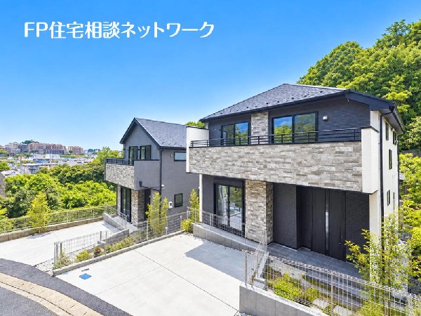 外観:四季を通じて自然と触れ合えるスポットが周辺には盛りだくさん！お散歩やジョギング、週末のご家族での遊びに最適です。目の前に広がる開放感とゆとり、暮らしの夢を育む理想の住まいがここにはあります。