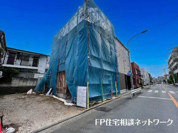 外観:最寄りの妙蓮寺駅徒歩5分の好立地！駅に近いのは忙しい朝や遅い帰宅時に嬉しい。駅周辺のお買物施設も利用でき、便利で快適な生活が送れそう。