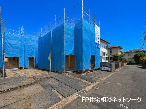 外観:第一種低層住居専用地域の良好な住環境が保たれたエリア。低層の一戸建てを中心とした街並みが整然と続き、周辺は高い建物が建っていないので、採光や開放性に恵まれています。