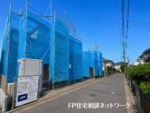 外観:幅約4.5ｍの道路に面しています。敷地との高低差もなく車庫からすぐ道路に出られます。