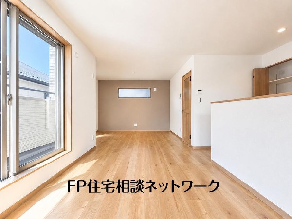 大切なご家族が集まるＬＤＫはこだわりたいですね！休日はおひさまの光をたっぷりと取りこめるリビングでゆったりと過ごしませんか？子供たちが元気に笑いながら走り回っている姿が目に浮かぶ空間です。