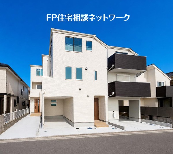 外観:深く豊かな緑と爽快な青い空を感じるまさに横浜に暮らす心地よさを存分に堪能いただける邸宅です。グレードの高い設備仕様が標準装備のデザイン住宅で快適で便利な生活をお送り頂けます。