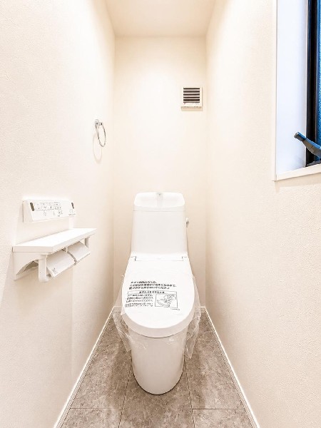 ウォシュレット、暖房便座機能付のトイレです。従来型に比べ節水効果があり、お手入れもしやすいので、家計も家事の負担も軽減してくれます。