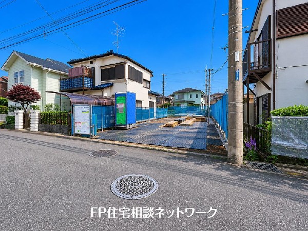 外観:第一種低層住居専用地域の良好な住環境が保たれたエリア。低層の一戸建てを中心とした街並みが整然と続き、周辺は高い建物が建っていないので、採光や開放性に恵まれています。
