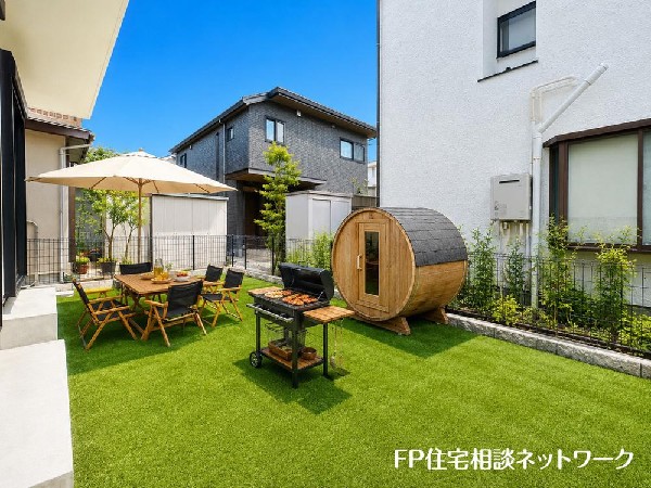 外観:暮らしに潤いと癒しをもたらすお庭があります。夏にはお子様のプールやバーベキューなども楽しめます♪（本画像はCGで作成しており、実際に現地に家具はおかれておりません。また価格に家具は含ません。）