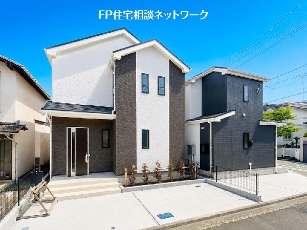 外観:第一種低層住居専用地域の良好な住環境が保たれたエリア。低層の一戸建てを中心とした街並みが整然と続き、周辺は高い建物が建っていないので、採光や開放性に恵まれています。