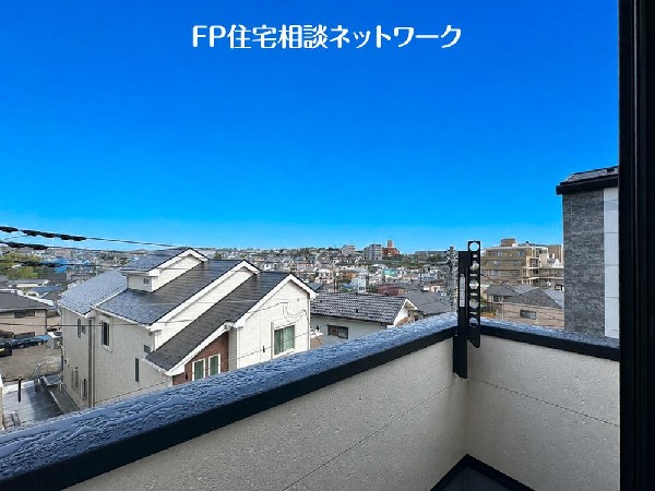 太陽の光と爽やかな風を受けたお洗濯物はあっという間に乾き、取りこむ時には太陽の匂いを感じられそう。