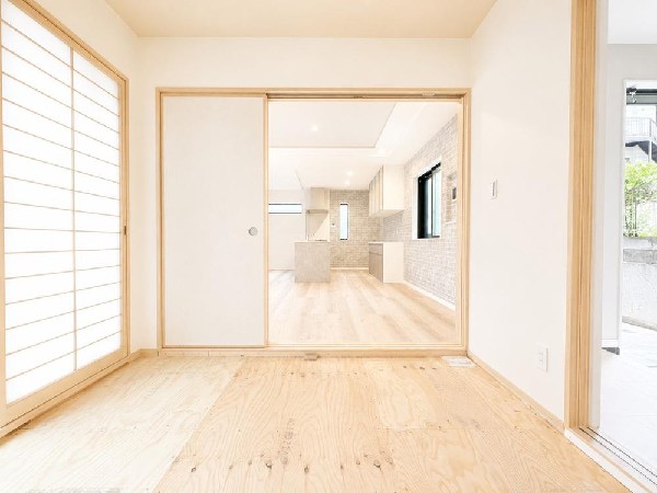 リビングダイニングと廊下から出入り可能な2Way仕様の和室です。急な来客があっても、LDKの生活感を隠せます。普段は洗濯物をたたんだりなど、畳の香りに癒される暮らしは落ち着きます。