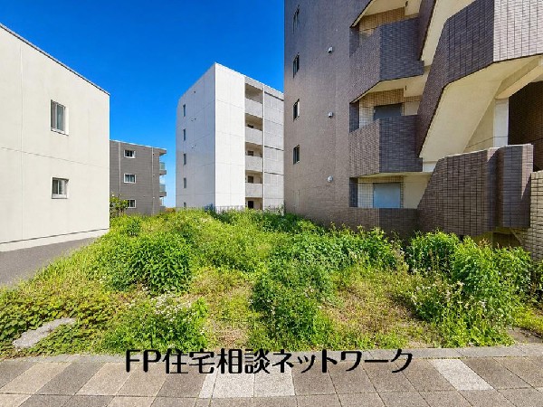 外観:たっぷりの陽射しと心地よい風が通り抜ける家。駅にも近く、便利さと落ち着きを兼ね備えた快適な生活がここにあります。