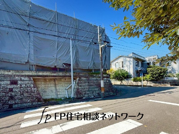 外観:良好な住環境が保たれたエリア。低層の一戸建を中心とした街並みが整然と続き周辺は高い建物が建っておらず、採光や開放性に恵まれ、空が広く緑の多い閑静な趣を感じる環境です。