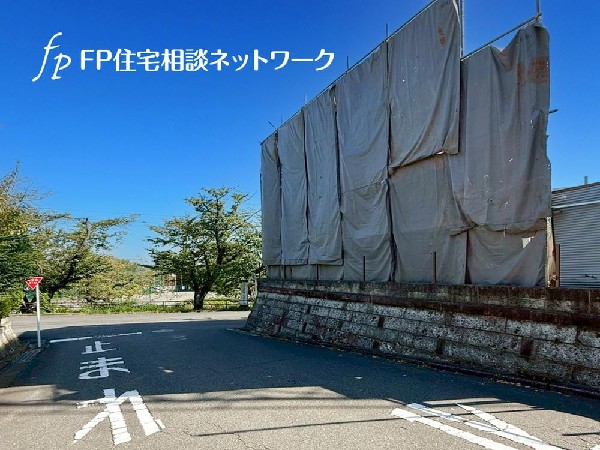 外観:開放感のある現地で、前面道路よりも少し高くなっておりますので、プライベート感も保たれます！高くなっている分、日当りや風通しも良く快適な生活が待っています！